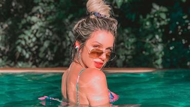 Ex-BBB Tatiele Polyana mostra "frente e verso" de biquíni em piscina na Argentina