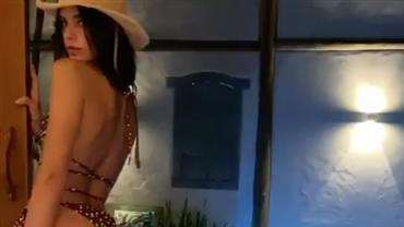 Bruna Marquezine exibe bumbum avantajado em foto de biquíni fio-dental na Bahia