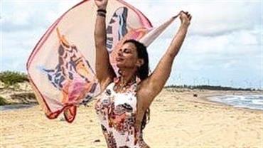 Viviane Araújo posa de maiô cavado e exibe pernões torneados em dia de praia