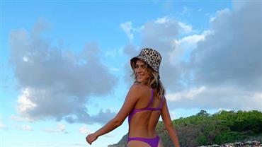 De maiô, Isabella Santoni exibe bumbum em praia paradisíaca de Noronha: "Minha preferida"