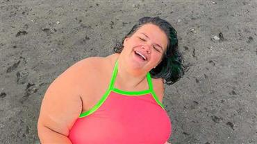 Thais Carla exibe barriga de gravidez à beira da praia