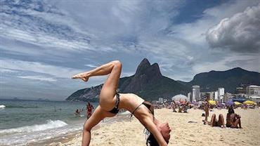 De biquíni, Mariana Ximenes impressiona ao fazer pose de ioga ousada