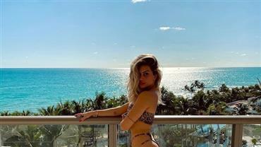 Flávia Pavanelli exibe curvas ao posar com biquíni de oncinha em Miami: "Por que tanta beleza assim?"
