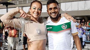Paolla Oliveira exibe curvas com look nude e coladinho em noite de samba na Grande Rio