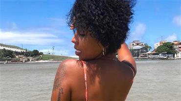 Irmã de Gracyanne Barbosa mostra nova tatuagem, mas bumbum rouba a cena
