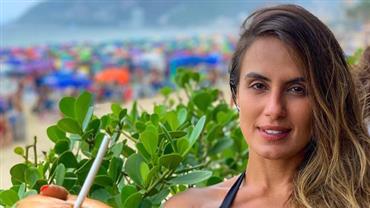 Ex-BBB Carol Peixinho revela tatuagens em foto ousada de biquíni