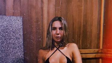 Carol Portaluppi encara sauna com biquíni ousado e mostra corpo "sequinho"