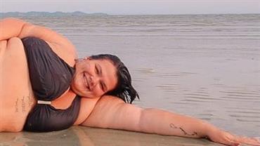Grávida, Thais Carla deixa barriga à mostra ao posar de biquíni em praia