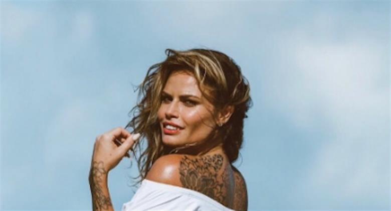 Ex-BBB Nati Casassola exibe bumbum impecável e recebe declaração de fã: ''Deusa demais''
