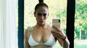 De biquíni branco, Jennifer Lopez faz selfie no espelho e web pira: "Rainha''