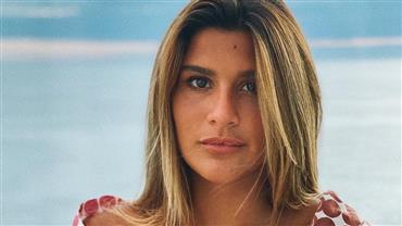 Giulia Costa posa de biquíni na praia e fã dispara: "Sereia"
