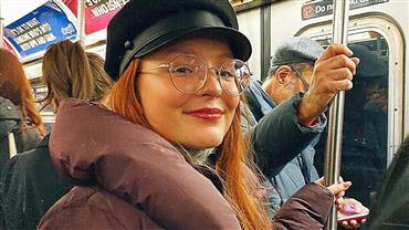 Larissa Manoela anda de metrô em Nova York: "Rolê maneiro"