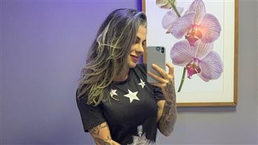 Vanessa Mesquita posa de "coelinha sexy", mas detalhe chama atenção