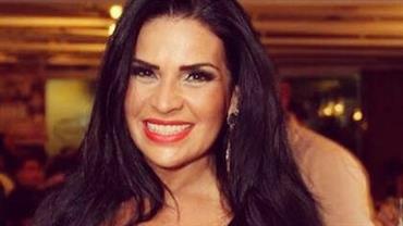 Solange Gomes posa de fio-dental e lamenta: "Meu bumbum abaixou"