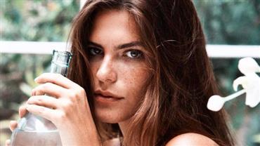 Nua, Mariana Goldfarb sensualiza com garrafa de água