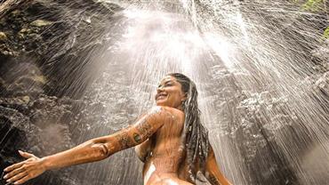 Nua, Aline Riscado ostenta bumbum gigante durante banho de cachoeira: "O amor é nossa principal vacina"