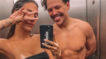 Saulo Poncio posta selfie com Gabi Brandt e ''vazio'' em sunga gera comentários