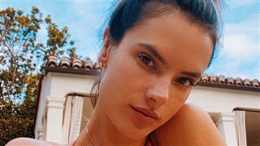 De biquíni, Alessandra Ambrosio curte piscina em casa e fã elogia: "Perfeição"