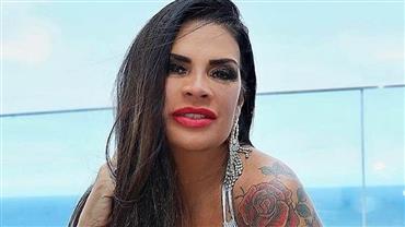 Solange Gomes posa com body decotado: "Pra dar uma animada no confinamento"