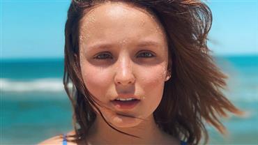 Larissa Manoela posa de biquíni na areia da praia e fã brinca: "Volta para o mar sereia"