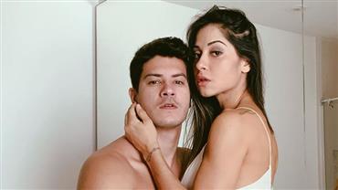Mayra Cardi posta fotos sensuais com Arthur Aguiar e fala sobre quarentena: "Pegando fogo"