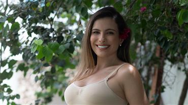 Ex-BBB Kamilla Salgado posa com maiô cavado e impressiona na web