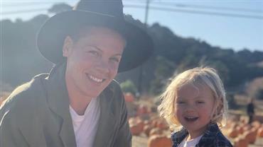 Pink diz que ela e o filho testaram positivo para Covid-19, e doa R$ 5,3 milhões