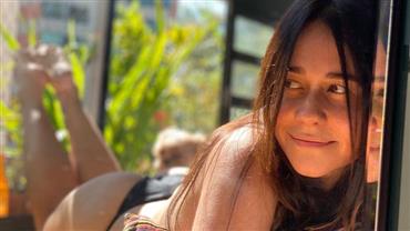 Aos 49 anos, Alessandra Negrini surge de biquíni durante a quarentena: "Afasta a tristeza"