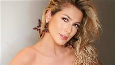 Lívia Andrade exibe bumbum de biquíni ao se refrescar na piscina: "Colocar o bronzeado em dia"