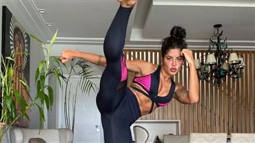 De top, Aline Riscado mostra flexibilidade nas pernas: "Não julguem minha pose"