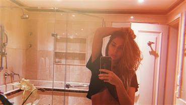 Carol Portaluppi ousa com lingerie cavada de oncinha em selfie no banheiro