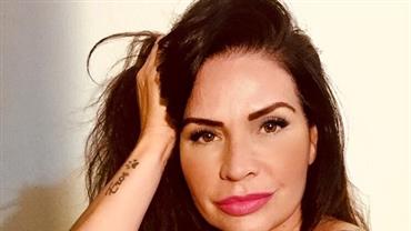 Solange Gomes posa com biquíni brilhante e fala sobre medo do coronavírus: "Não falo com ninguém"