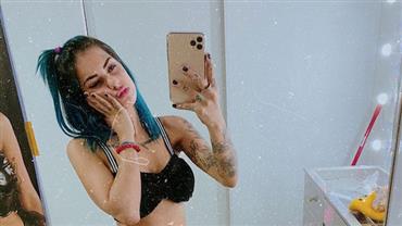 Tati Zaqui sensualiza em selfie de lingerie e fã faz pedido: "Casa comigo?"