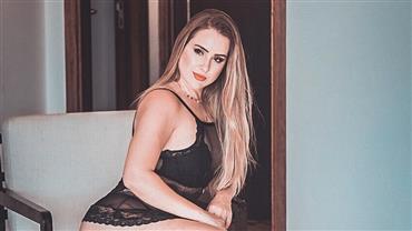 Ex-BBB Patrícia Leitte sensualiza com lingerie transparente e deixa curvas à mostra