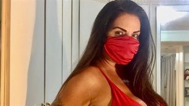 Solange Gomes combina look sensual com máscara e brinca: "Voltei para os anos 2000"