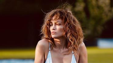 Aos 50 anos, Jennifer Lopez se refresca com maiô branco decotado