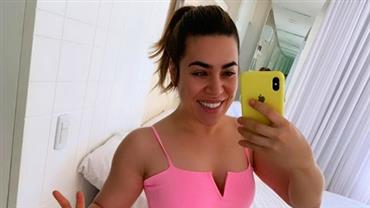 Naiara Azevedo empina bumbum ao fazer selfie de lingerie e exibe corpão: "Acordei me amando"