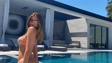 Kylie Jenner ostenta bumbum gigante ao posar de biquíni fio-dental em mansão milionária