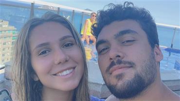 Carol Portaluppi posta foto romântica com namorado e fã repara: "Renato só de olho"