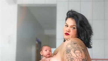 Thais Carla posta foto nua com a filha recém-nascida e brinca: "Nova blogueira"