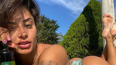De biquíni fio-dental, Aline Riscado empina bumbum ao falar sobre amor próprio e sensualidade