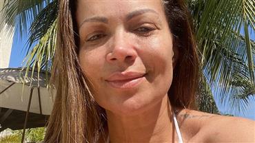 Aos 45 anos, Solange Almeida mostra boa forma ao renovar bronzeado de biquíni