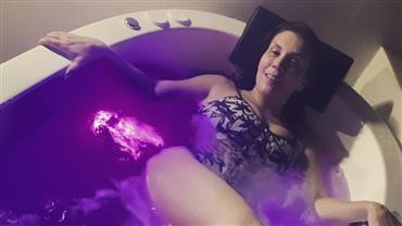 Aos 43 anos, Simony sensualiza em banheira e deixa corpão à mostra