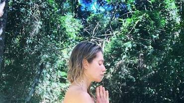 De topless, Letícia Spiller mostra posição de ioga e explica: "Excelente para os intestinos"