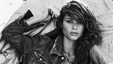 Alinne Moraes deixa parte dos seios à mostra ao relembrar foto de ensaio sensual