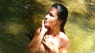 Nua? Solange Gomes se refresca em cachoeira e explica medo inusitado: "Não fico relaxada"