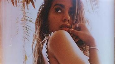 Anitta mostra curvas em fotos de maiô cavado e provoca reação do namorado
