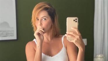 De lingerie, Deborah Secco exibe pernões em selfie e fã exalta: "Que corpo é esse?"