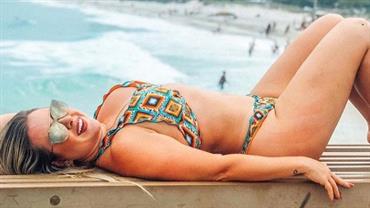 De biquíni, ex-BBB Patrícia Leitte exibe curvas poderosas em praia e fã elege: "Musa do verão"