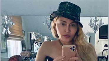 Aos 61 anos, Madonna posa de topless e muletas em banheiro